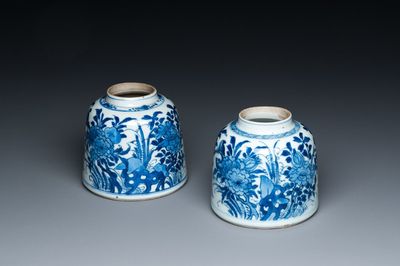 Paire de pots à eau en forme de cloche en porcelaine de Chine en bleu et blanc, Kangxi