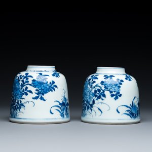 Paire de pots à eau en forme de cloche en porcelaine de Chine en bleu et blanc, Kangxi — photo 4