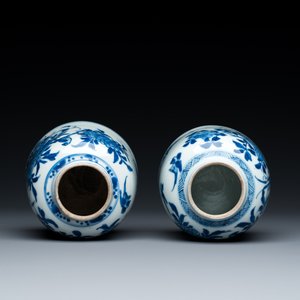Paire de pots à eau en forme de cloche en porcelaine de Chine en bleu et blanc, Kangxi — photo 7