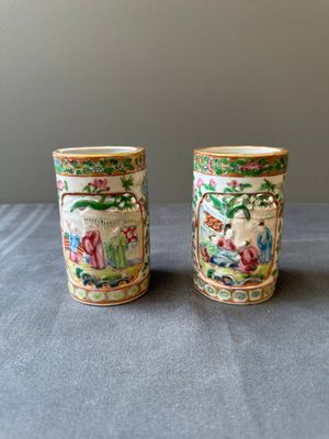 Paire de pots à pinceaux ajourés en porcelaine de Chine famille rose de Canton, 19ème — photo 1