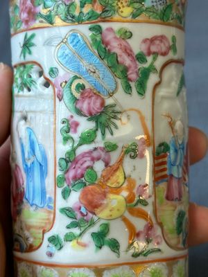 Paire de pots à pinceaux ajourés en porcelaine de Chine famille rose de Canton, 19ème — photo 7