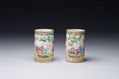 Paire de pots à pinceaux ajourés en porcelaine de Chine famille rose de Canton, 19ème