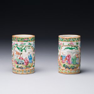 Paire de pots à pinceaux ajourés en porcelaine de Chine famille rose de Canton, 19ème — photo 2