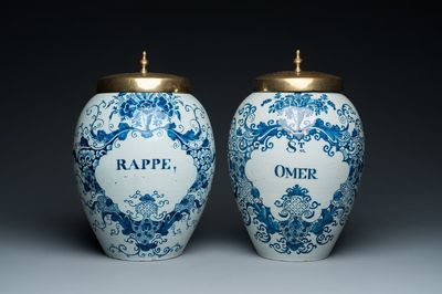 Paire de pots à tabac en faïence de Delft en bleu et blanc aux couvercles en laiton, 18ème