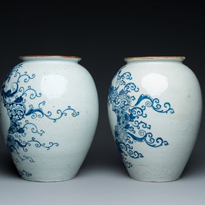 Paire de pots à tabac en faïence de Delft en bleu et blanc aux couvercles en laiton, 18ème — photo 3