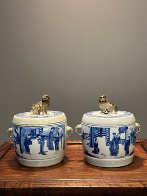 Paire de pots couverts en forme de tambour en porcelaine de Chine en bleu et blanc, marque de Jiajing, Kangxi — photo 1