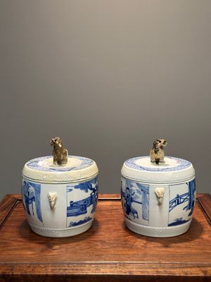 Paire de pots couverts en forme de tambour en porcelaine de Chine en bleu et blanc, marque de Jiajing, Kangxi — photo 2