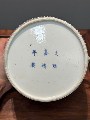Paire de pots couverts en forme de tambour en porcelaine de Chine en bleu et blanc, marque de Jiajing, Kangxi — photo 21