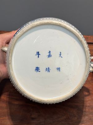 Paire de pots couverts en forme de tambour en porcelaine de Chine en bleu et blanc, marque de Jiajing, Kangxi — photo 10