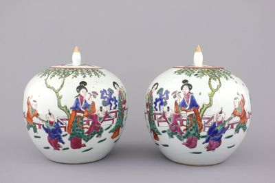 Paire de pots couverts en porcelaine de Chine, famille rose, 19e