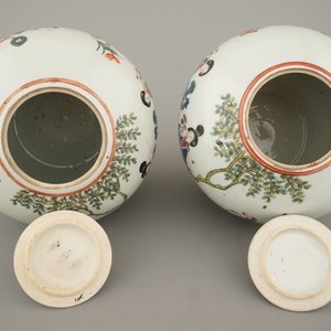 Paire de pots couverts en porcelaine de Chine, famille rose, 19e — photo 6