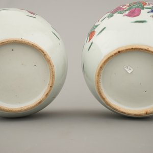 Paire de pots couverts en porcelaine de Chine, famille rose, 19e — photo 7
