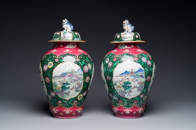 Paire de pots couverts en porcelaine de Chine famille rose à décor de paysage montagneux, Yongzheng
