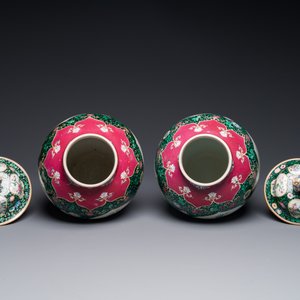 Paire de pots couverts en porcelaine de Chine famille rose à décor de paysage montagneux, Yongzheng — photo 5