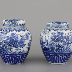Paire de pots couverts en porcelaine de Japon, bleu et blanc, Arita, 19e — photo 1