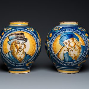 Paire de pots de pharmacie en majolique italienne polychrome dans le style de Venise, Italie du Sud, fin du 16ème — photo 1
