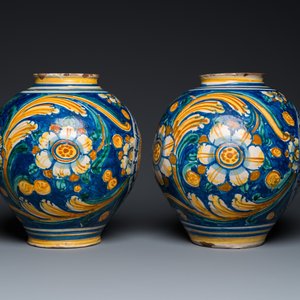 Paire de pots de pharmacie en majolique italienne polychrome dans le style de Venise, Italie du Sud, fin du 16ème — photo 4