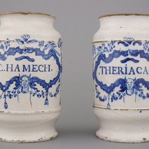Paire de pots de pharmacie forme albarello en faïence de Bruxelles, bleu et blanc, 1e moitiè 18e — photo 1