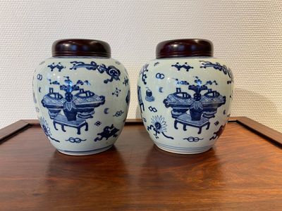 Paire de pots en porcelaine de Chine en bleu et blanc à décor d'antiquités, Kangxi — photo 2