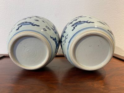 Paire de pots en porcelaine de Chine en bleu et blanc à décor d'antiquités, Kangxi — photo 4