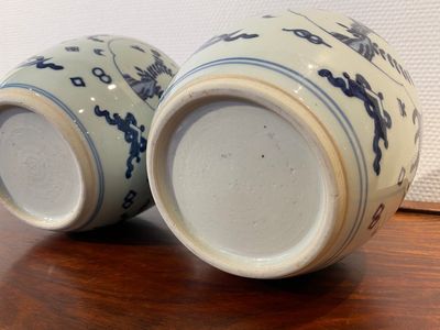 Paire de pots en porcelaine de Chine en bleu et blanc à décor d'antiquités, Kangxi — photo 6