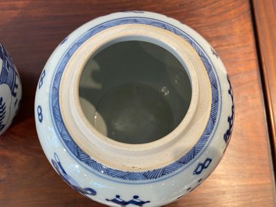 Paire de pots en porcelaine de Chine en bleu et blanc à décor d'antiquités, Kangxi — photo 9