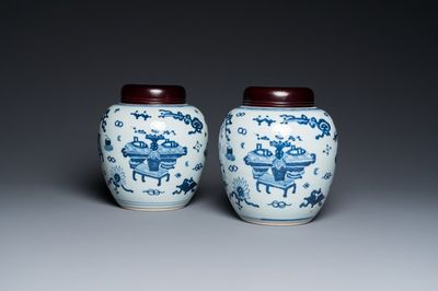 Paire de pots en porcelaine de Chine en bleu et blanc à décor d'antiquités, Kangxi