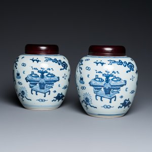 Paire de pots en porcelaine de Chine en bleu et blanc à décor d'antiquités, Kangxi — photo 1