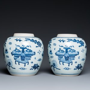 Paire de pots en porcelaine de Chine en bleu et blanc à décor d'antiquités, Kangxi — photo 3