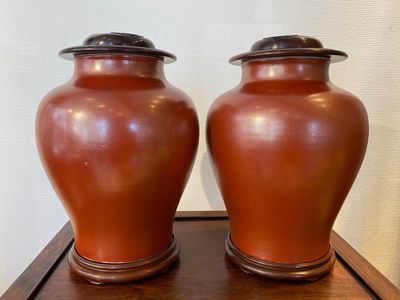 Paire de pots en porcelaine de Chine en rouge de corail monochrome sur socles et aux couvercles en bois, République — photo 1