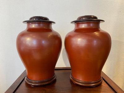 Paire de pots en porcelaine de Chine en rouge de corail monochrome sur socles et aux couvercles en bois, République — photo 2
