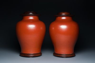 Paire de pots en porcelaine de Chine en rouge de corail monochrome sur socles et aux couvercles en bois, République