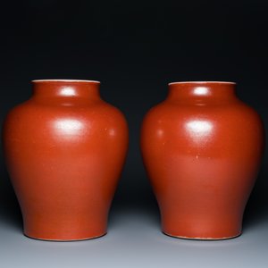 Paire de pots en porcelaine de Chine en rouge de corail monochrome sur socles et aux couvercles en bois, République — photo 3