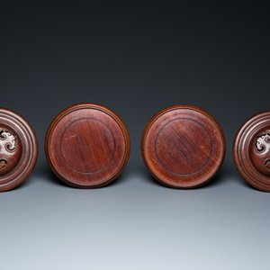 Paire de pots en porcelaine de Chine en rouge de corail monochrome sur socles et aux couvercles en bois, République — photo 8