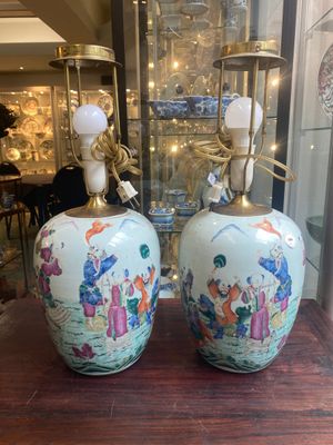 Paire de pots en porcelaine de Chine famille rose à décor de huit immortels montés en lampes, 19ème — photo 1