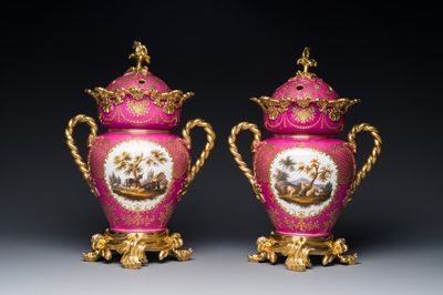 Paire de pots-pourris en porcelaine polychrome à fond rose et partiellement doré, Jacob Petit, Paris, France, 19ème — photo 1