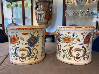 Paire de rafraîchissoirs en porcelaine de Chine famille rose à décor 'Pompadour', Qianlong — photo 3