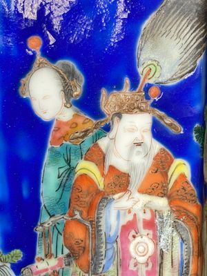 Paire de rares porte-chapeaux en porcelaine de Chine famille rose sur fond bleu à décor de 'huit immortels', marque et époque de Tongzhi — photo 11