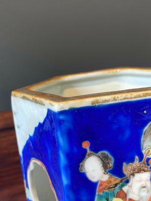 Paire de rares porte-chapeaux en porcelaine de Chine famille rose sur fond bleu à décor de 'huit immortels', marque et époque de Tongzhi — photo 15