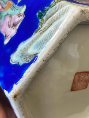 Paire de rares porte-chapeaux en porcelaine de Chine famille rose sur fond bleu à décor de 'huit immortels', marque et époque de Tongzhi — photo 18