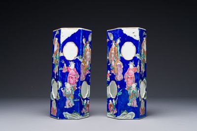 Paire de rares porte-chapeaux en porcelaine de Chine famille rose sur fond bleu à décor de 'huit immortels', marque et époque de Tongzhi — photo 2