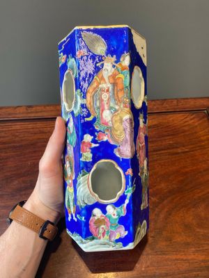 Paire de rares porte-chapeaux en porcelaine de Chine famille rose sur fond bleu à décor de 'huit immortels', marque et époque de Tongzhi — photo 23