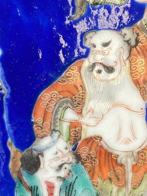 Paire de rares porte-chapeaux en porcelaine de Chine famille rose sur fond bleu à décor de 'huit immortels', marque et époque de Tongzhi — photo 28