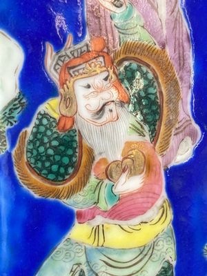 Paire de rares porte-chapeaux en porcelaine de Chine famille rose sur fond bleu à décor de 'huit immortels', marque et époque de Tongzhi — photo 30