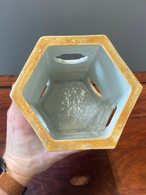 Paire de rares porte-chapeaux en porcelaine de Chine famille rose sur fond bleu à décor de 'huit immortels', marque et époque de Tongzhi — photo 31