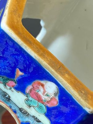 Paire de rares porte-chapeaux en porcelaine de Chine famille rose sur fond bleu à décor de 'huit immortels', marque et époque de Tongzhi — photo 32