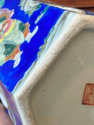 Paire de rares porte-chapeaux en porcelaine de Chine famille rose sur fond bleu à décor de 'huit immortels', marque et époque de Tongzhi — photo 36