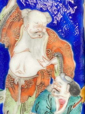 Paire de rares porte-chapeaux en porcelaine de Chine famille rose sur fond bleu à décor de 'huit immortels', marque et époque de Tongzhi — photo 9