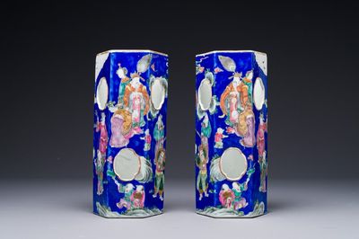 Paire de rares porte-chapeaux en porcelaine de Chine famille rose sur fond bleu à décor de 'huit immortels', marque et époque de Tongzhi