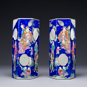 Paire de rares porte-chapeaux en porcelaine de Chine famille rose sur fond bleu à décor de 'huit immortels', marque et époque de Tongzhi — photo 1